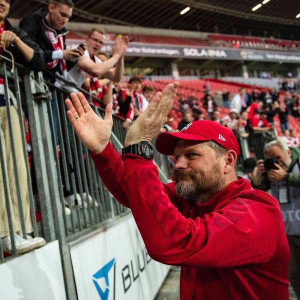 Kölns Trainer Steffen Baumgart feiert mit den FC-Fans den 2:1-Sieg in Leverkusen.