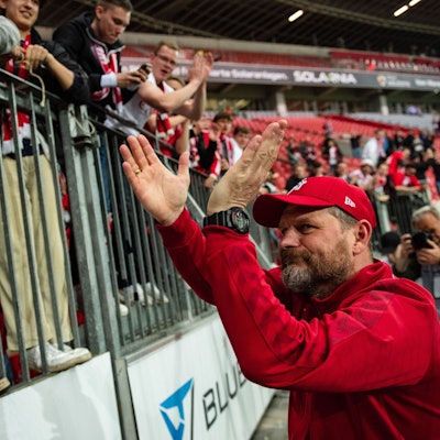 Kölns Trainer Steffen Baumgart feiert mit den FC-Fans den 2:1-Sieg in Leverkusen.