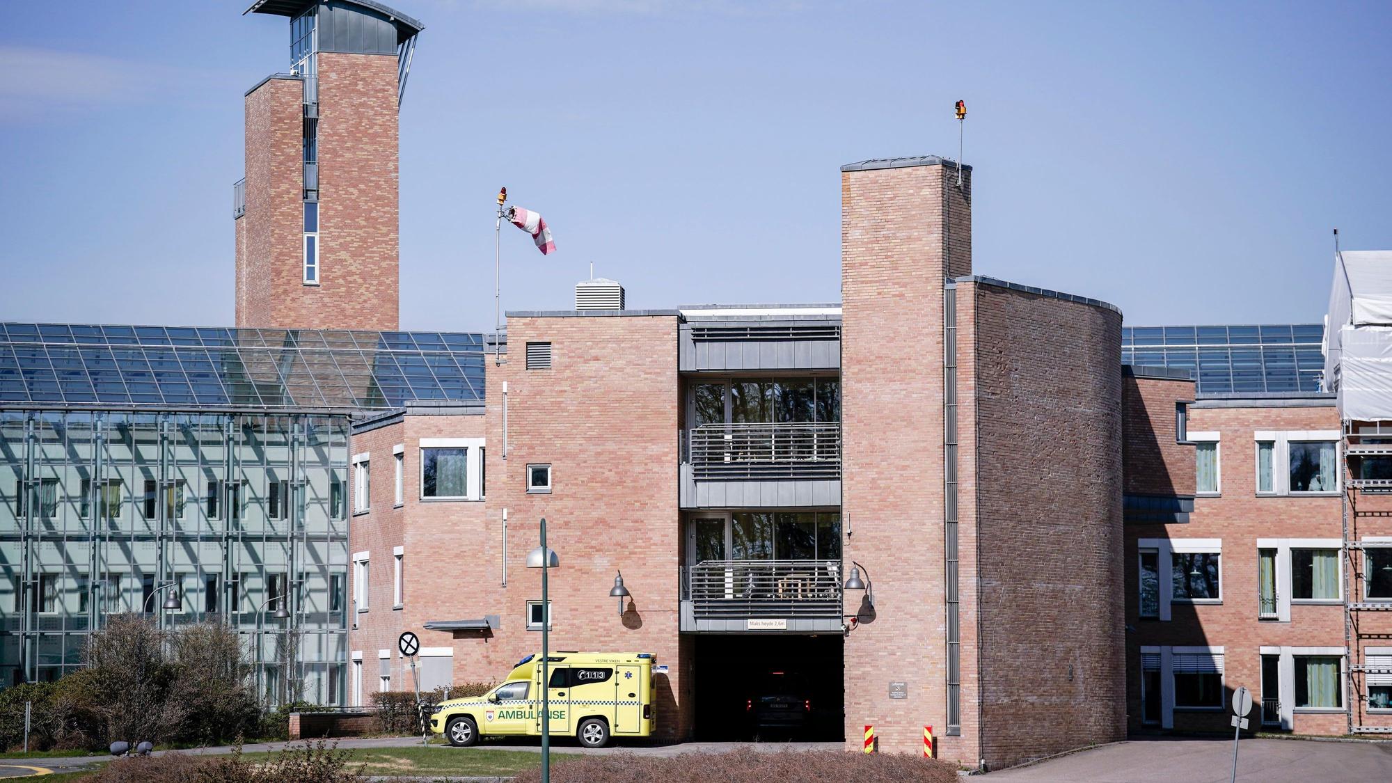 Norwegen, Oslo: Ein Krankenwagen steht vor dem Reichskrankenhaus, in das Norwegens König Harald V. gebracht wurde.