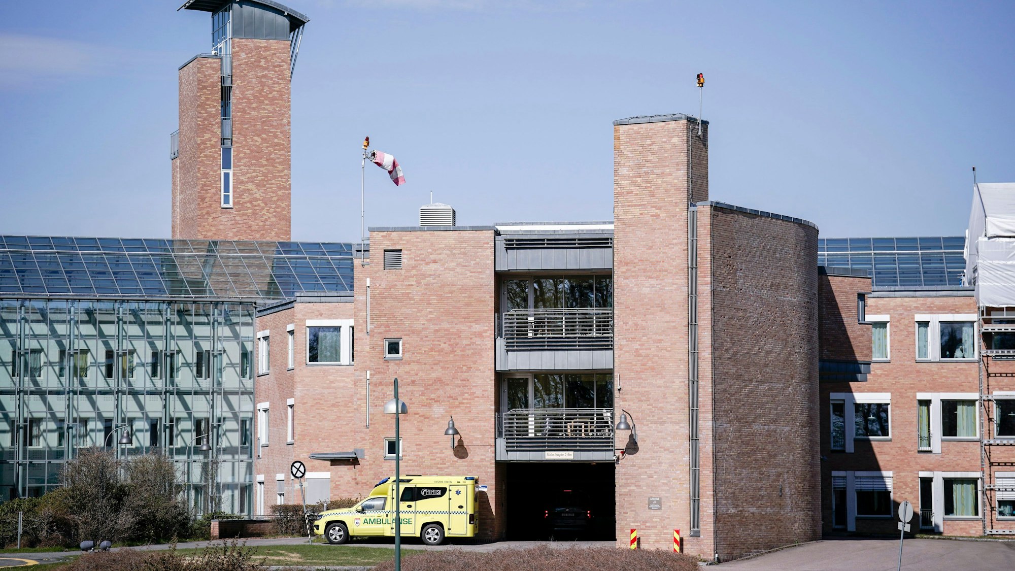 Norwegen, Oslo: Ein Krankenwagen steht vor dem Reichskrankenhaus, in das Norwegens König Harald V. gebracht wurde.