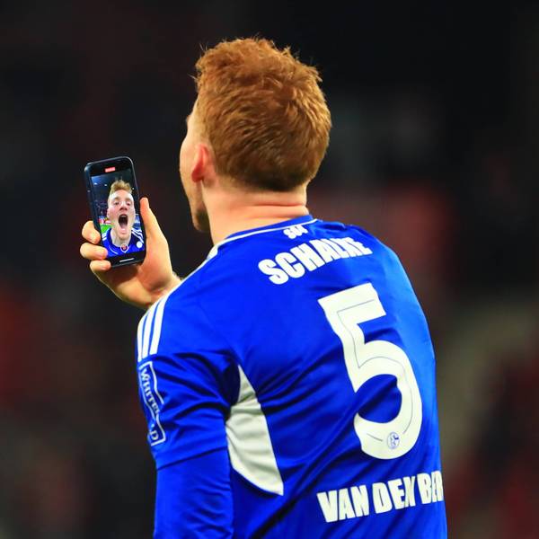 Sepp van den Berg jubelt mit dem Handy nach einem Sieg gegen den FSV Mainz 05.