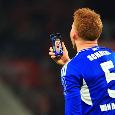 Sepp van den Berg jubelt mit dem Handy nach einem Sieg gegen den FSV Mainz 05.