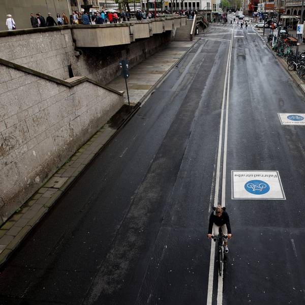 Ein Radfahrer fährt auf der neu angelegten Fahrradstraße in der Trankgasse am Dom in Köln.