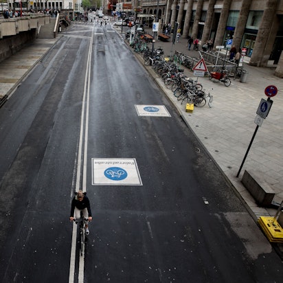 Ein Radfahrer fährt auf der neu angelegten Fahrradstraße in der Trankgasse am Dom in Köln.