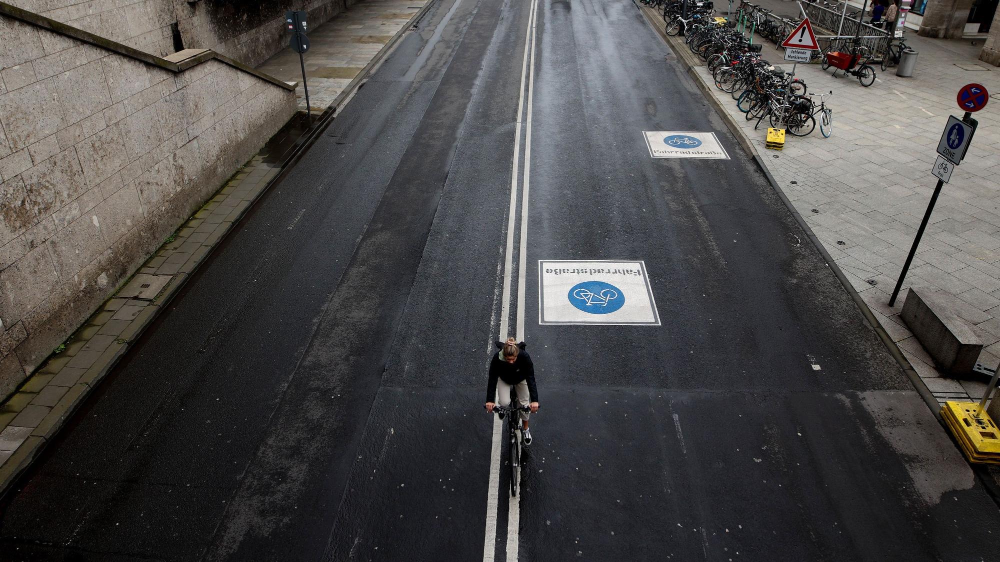 Ein Radfahrer fährt auf der neu angelegten Fahrradstraße in der Trankgasse am Dom in Köln.