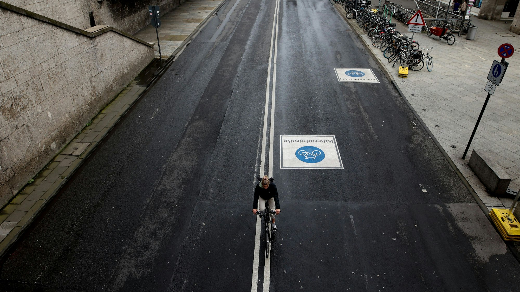 Ein Radfahrer fährt auf der neu angelegten Fahrradstraße in der Trankgasse am Dom in Köln.