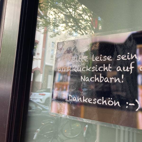 Bitte an Gäste am Eingang zum Lokal Schulz in Neuehrenfeld. Foto: Rösgen