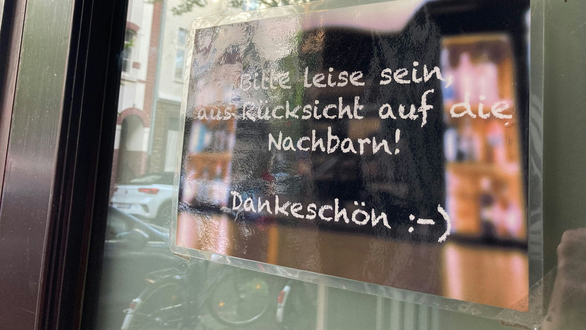 Bitte an Gäste am Eingang zum Lokal Schulz in Neuehrenfeld. Foto: Rösgen