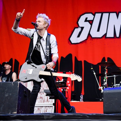 Laute Gitrarre, Struwelhaare und immer ein bisschen rebellisch: Sum-41-Frontmann Deryck Whibley bei einem Konzert in der Schweiz im August 2016. Nun hat die Band bekannt gegeben, sich trennen zu wollen.