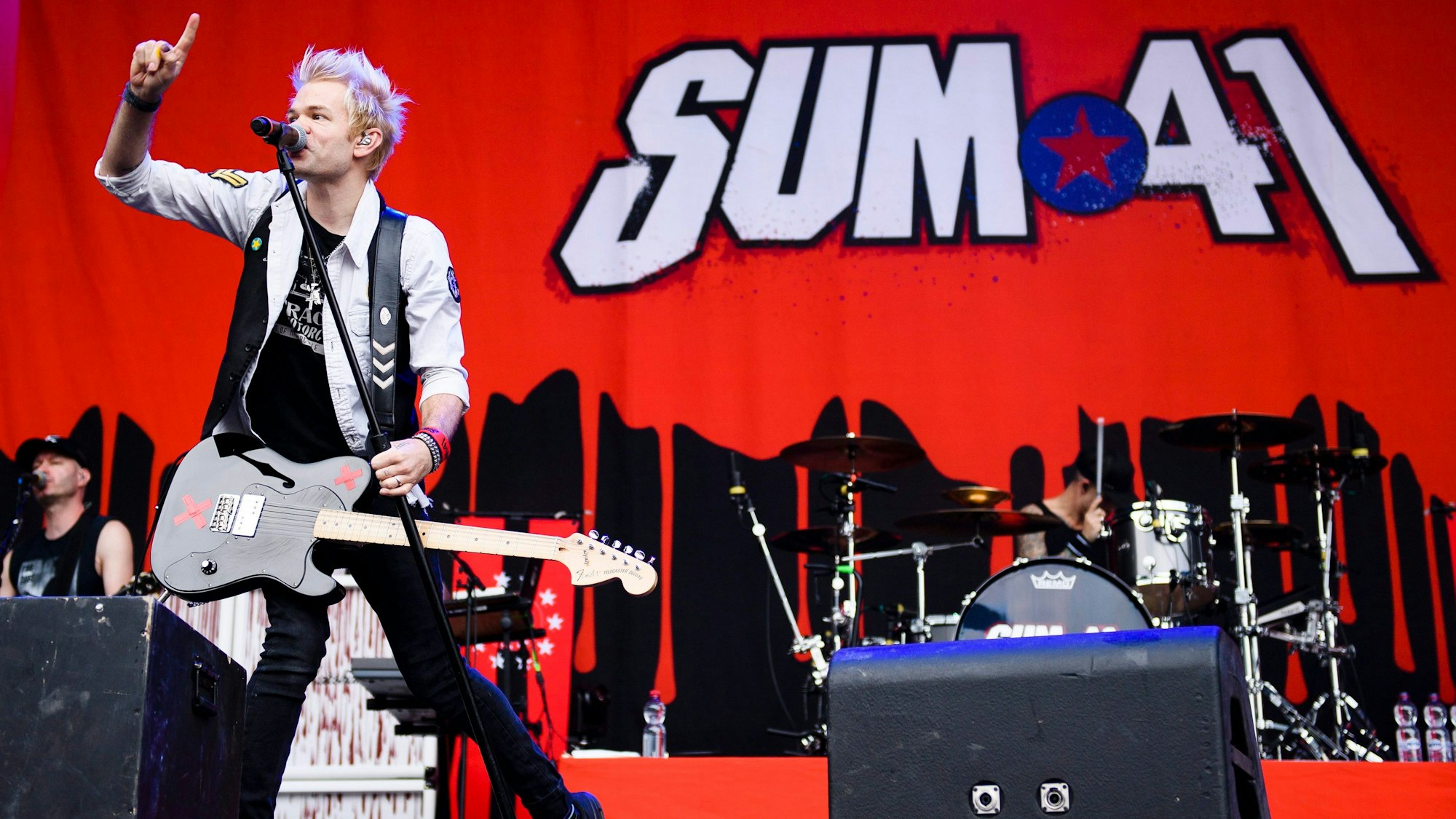 Laute Gitrarre, Struwelhaare und immer ein bisschen rebellisch: Sum-41-Frontmann Deryck Whibley bei einem Konzert in der Schweiz im August 2016. Nun hat die Band bekannt gegeben, sich trennen zu wollen.