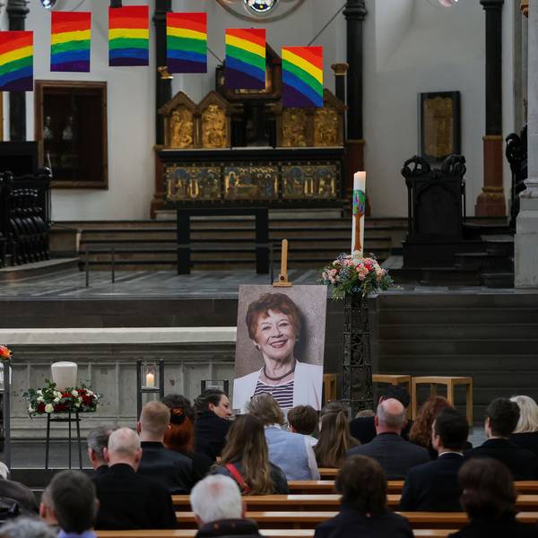 Bei der Trauerfeier für die Schauspielerin Lotti Krekel in der Kirche St. Severin ist ein Bild von ihr zu sehen.