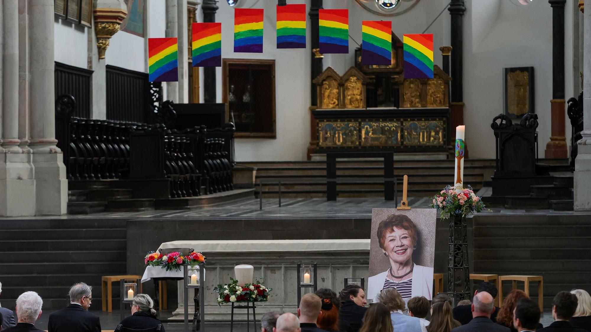 Bei der Trauerfeier für die Schauspielerin Lotti Krekel in der Kirche St. Severin ist ein Bild von ihr zu sehen.