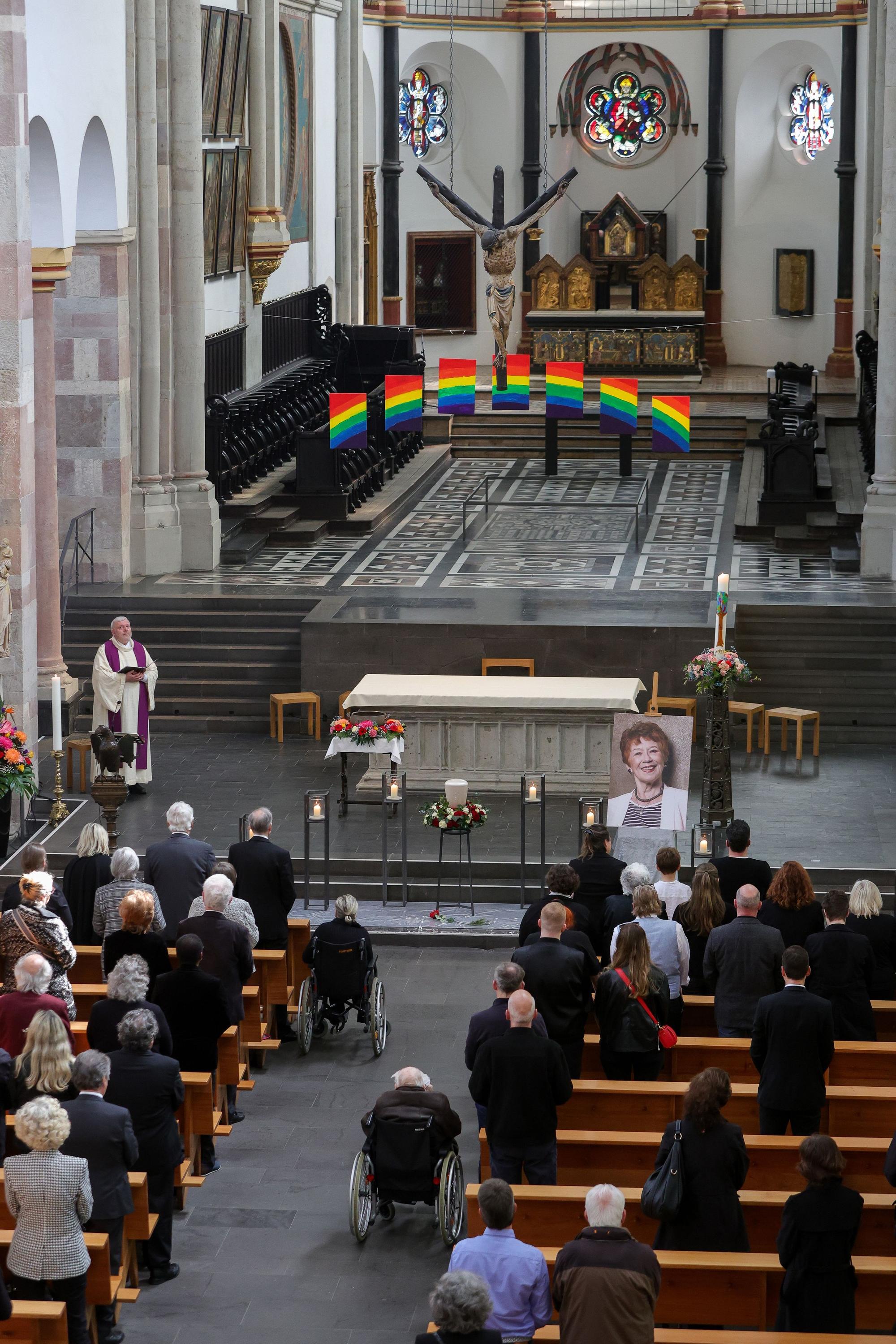 Trauergäste sitzen und stehen in der Kirche und nehmen Abschied von Lotti Krekel.