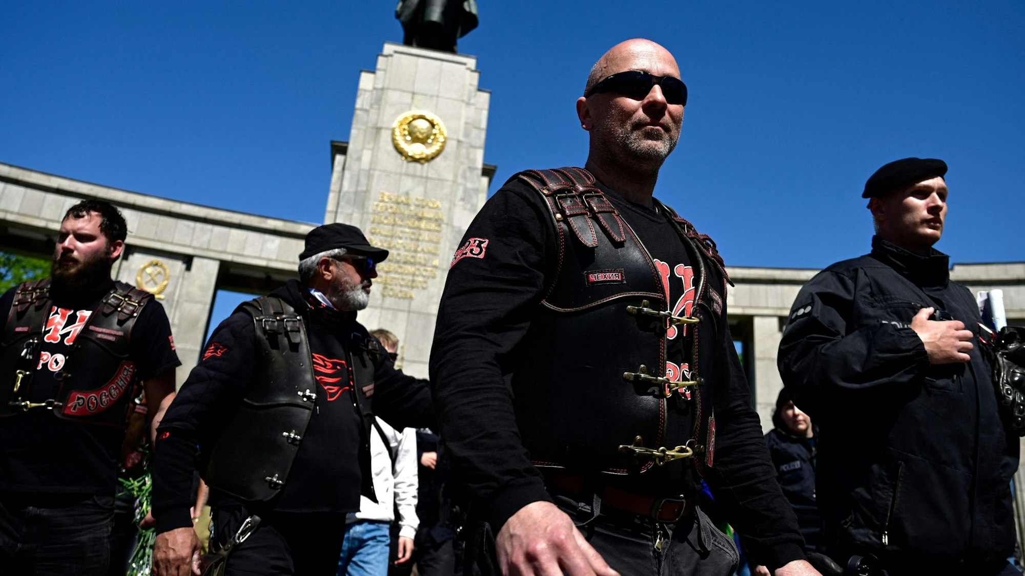 Männer mit Kutten der „Nachtwölfe“ am Sowjetischen Ehrenmal in Berlin.