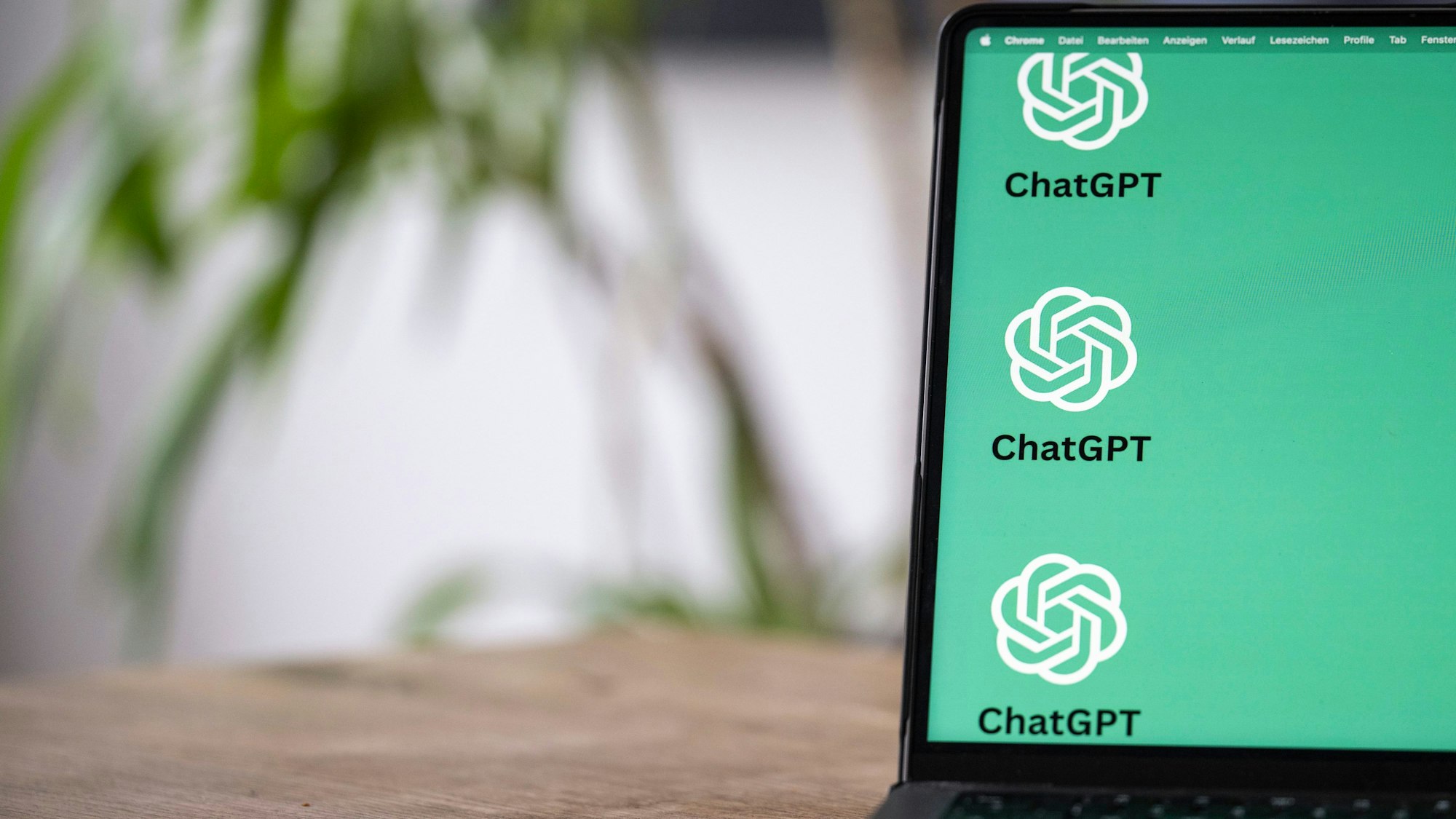 ChatGTP-Logos auf dem Monitor eines Laptops.
