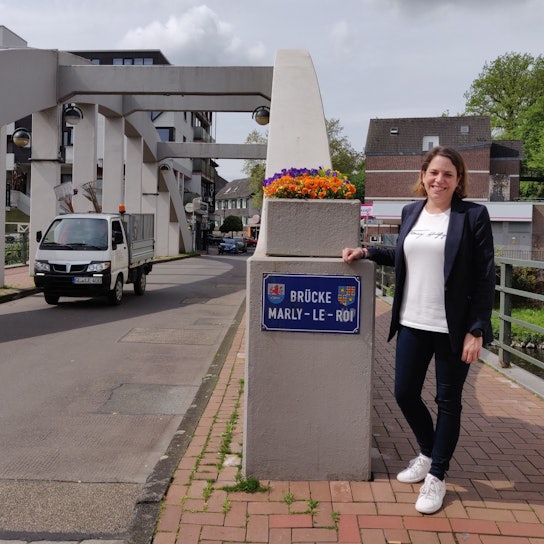 Die Leichlinger Wirtschaftsförderin Rabea Kreikenbaum an der Marly-Wupperbrücke.