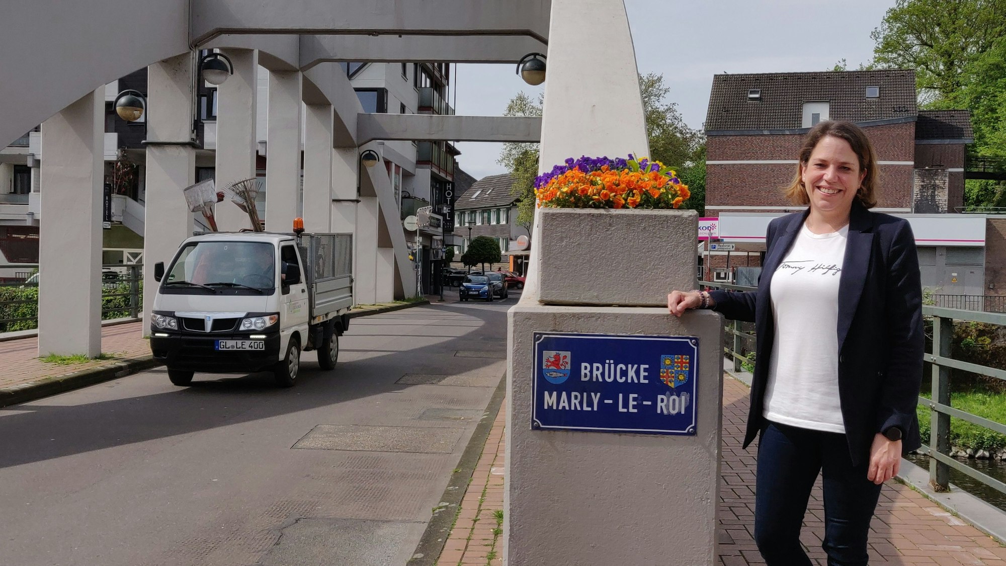 Die Leichlinger Wirtschaftsförderin Rabea Kreikenbaum an der Marly-Wupperbrücke.