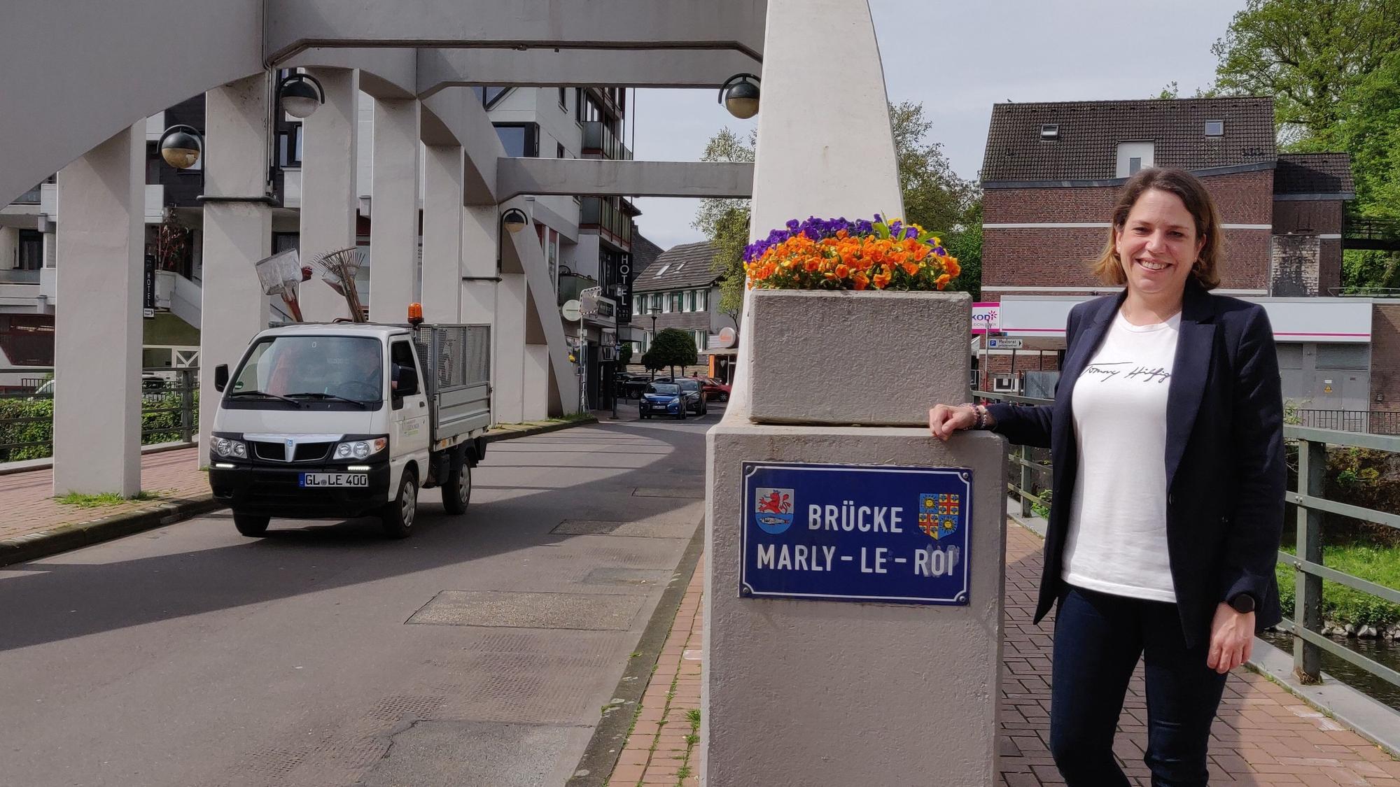 Die Leichlinger Wirtschaftsförderin Rabea Kreikenbaum an der Marly-Wupperbrücke.