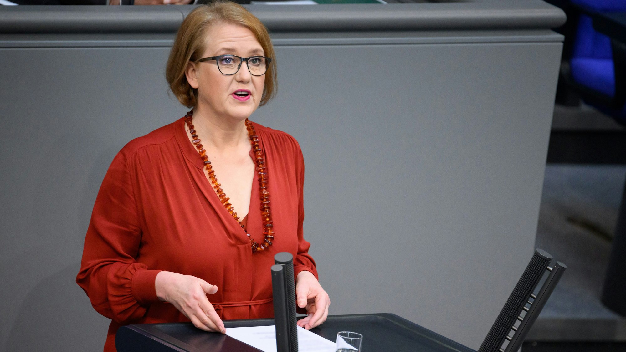 Lisa Paus (Bündnis 90/Die Grünen), Bundesministerin für Familie, Senioren, Frauen und Jugend, spricht bei der Plenarsitzung im Deutschen Bundestag.