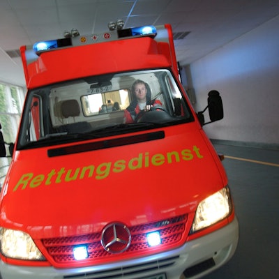 Ein Rettungswagen fährt auf die Kamera zu.