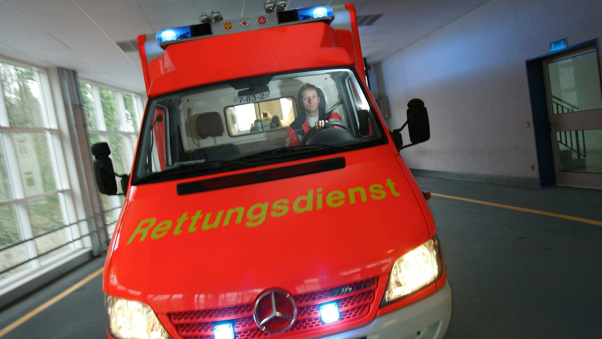 Ein Rettungswagen fährt auf die Kamera zu.