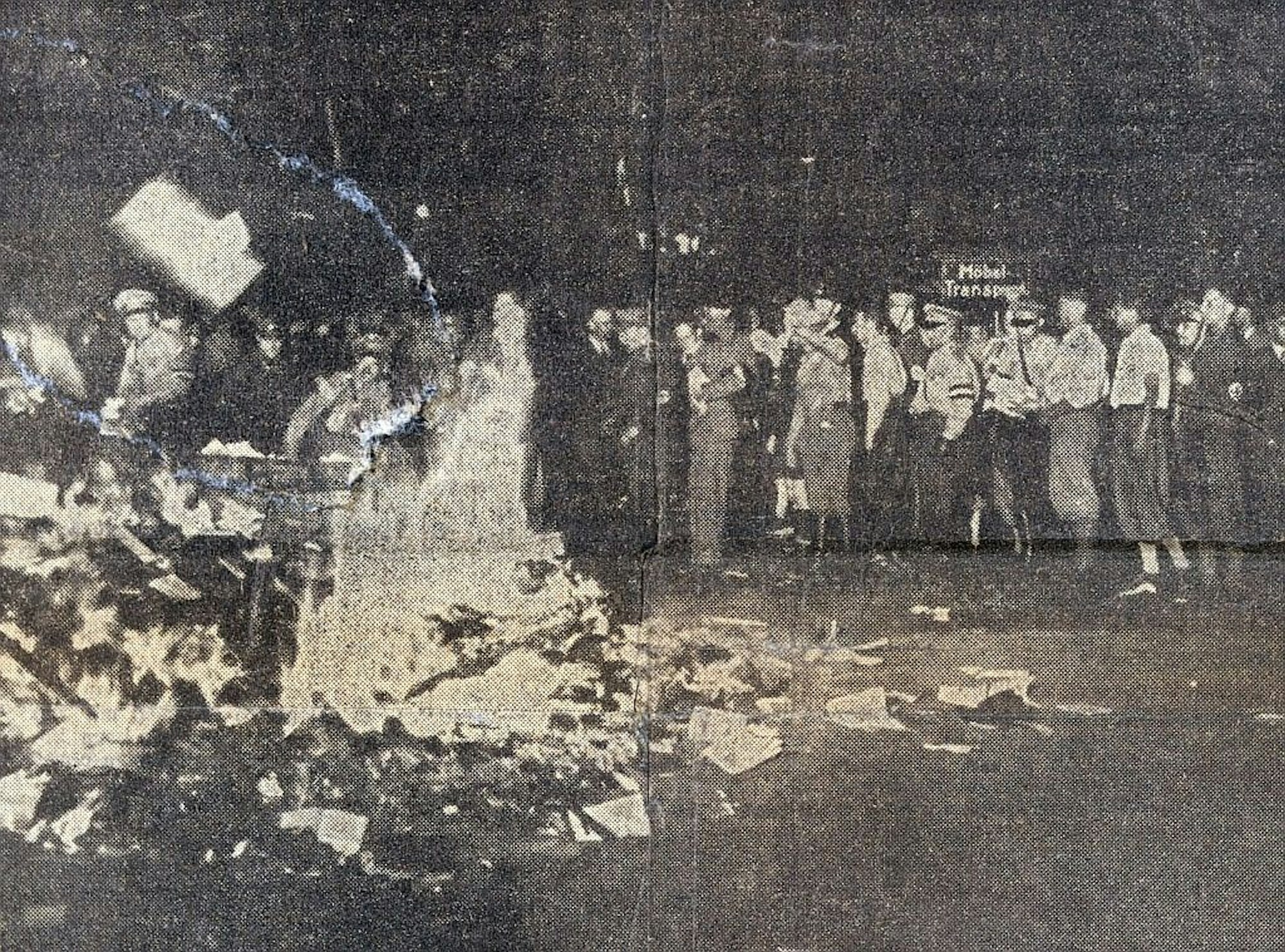 Auf einem Archivbild ist die Bücherverbrennung am 17. Mai 1933 zu sehen.
