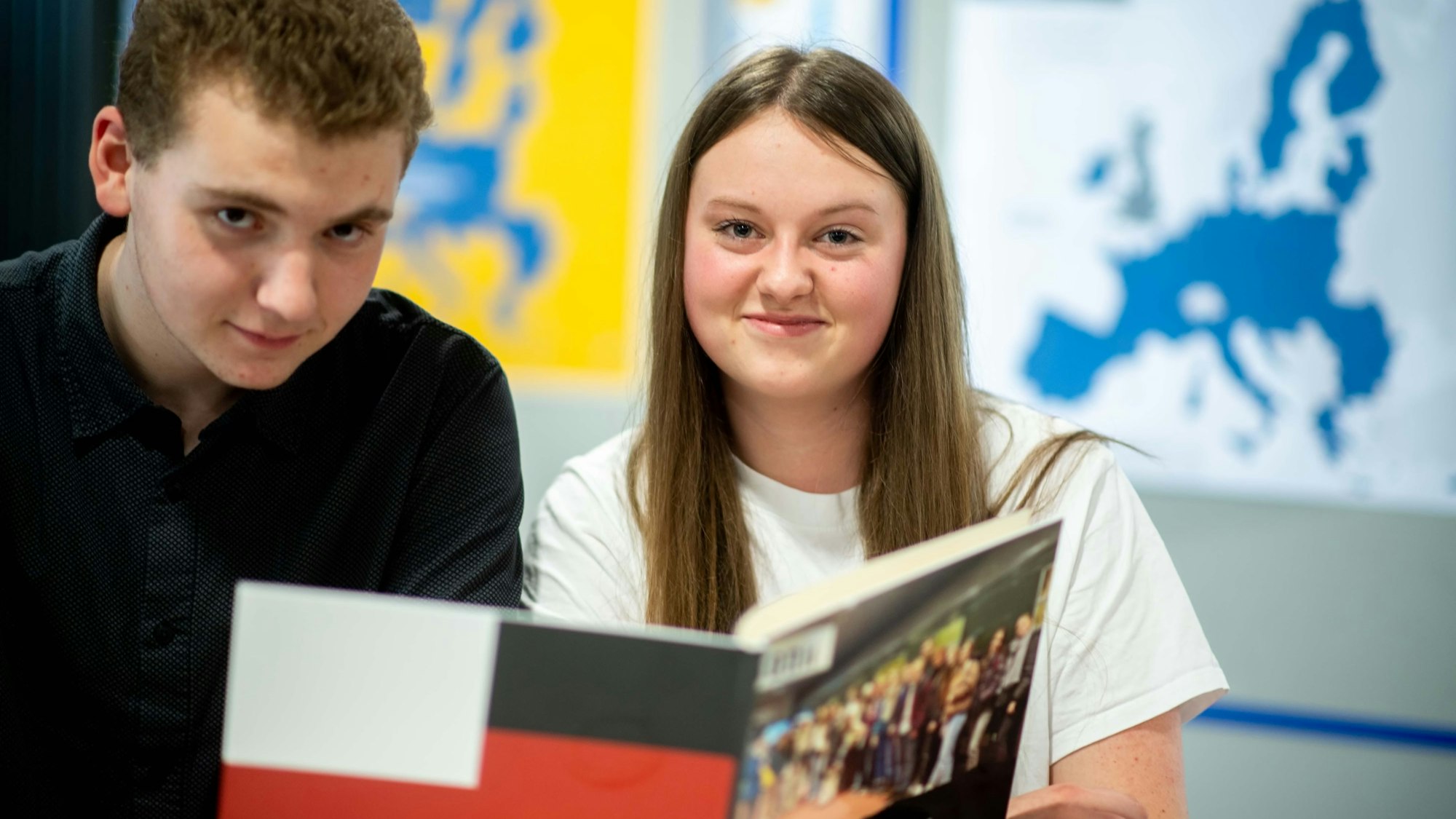 Mit dem Fotobuch zum Polen-Austausch der Marienschule: Leonard Ingenhaag und Judith Klozak.