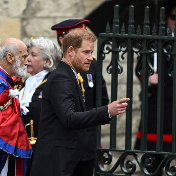 Der britische Prinz Harry verlässt nach der Krönungszeremonie von König Charles III. und Königin Camilla im Zentrum von London das Haus.