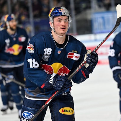 18.04.2023, Bayern, München: Eishockey: DEL, EHC Red Bull München - ERC Ingolstadt, Meisterschaftsrunde, Finale, 3. Spieltag, Olympia-Eissportzentrum. Justin Schütz von München jubelt über sein Tor zum 2:2. Foto: Sven Hoppe/dpa +++ dpa-Bildfunk +++