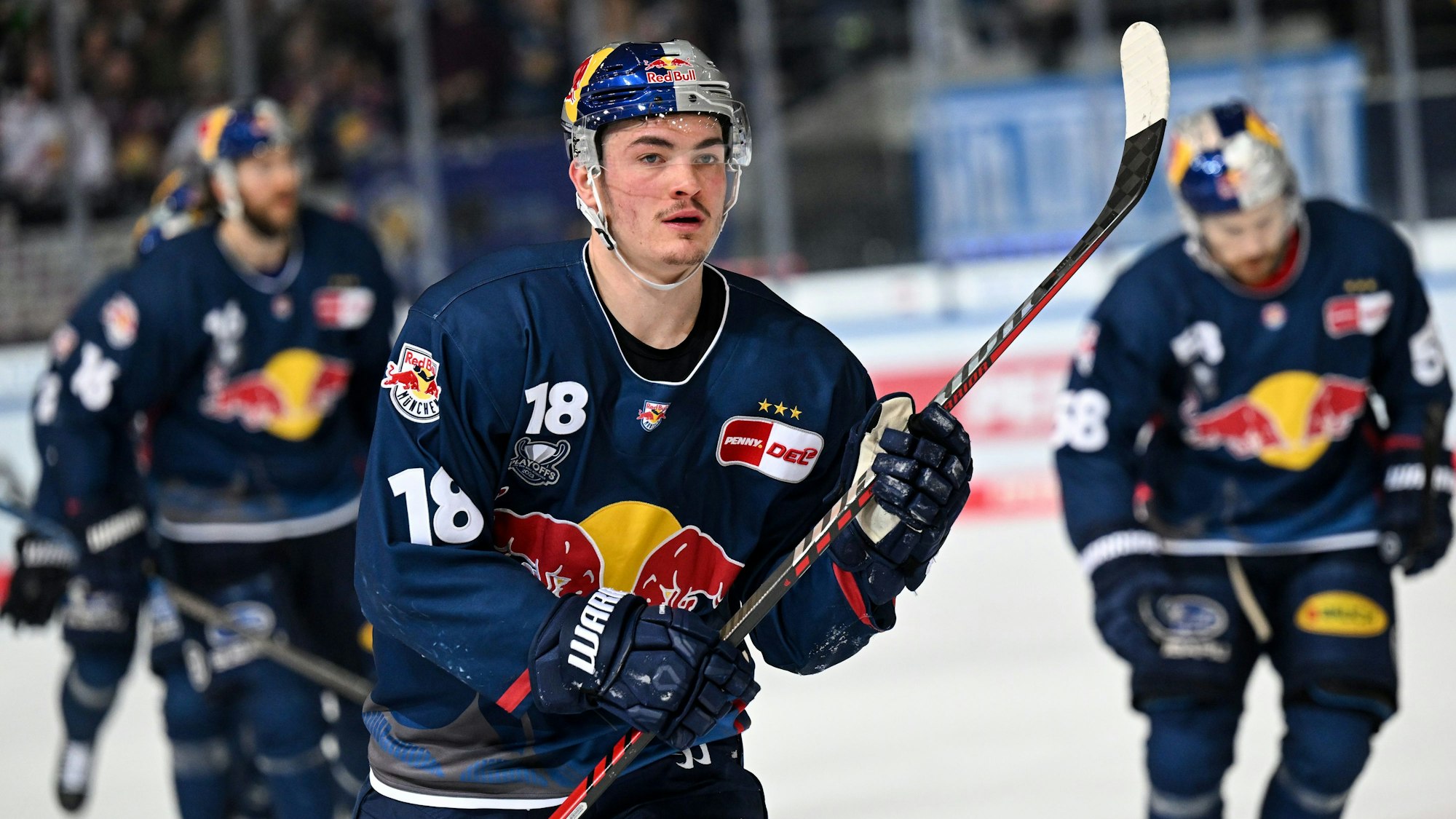 18.04.2023, Bayern, München: Eishockey: DEL, EHC Red Bull München - ERC Ingolstadt, Meisterschaftsrunde, Finale, 3. Spieltag, Olympia-Eissportzentrum. Justin Schütz von München jubelt über sein Tor zum 2:2. Foto: Sven Hoppe/dpa +++ dpa-Bildfunk +++