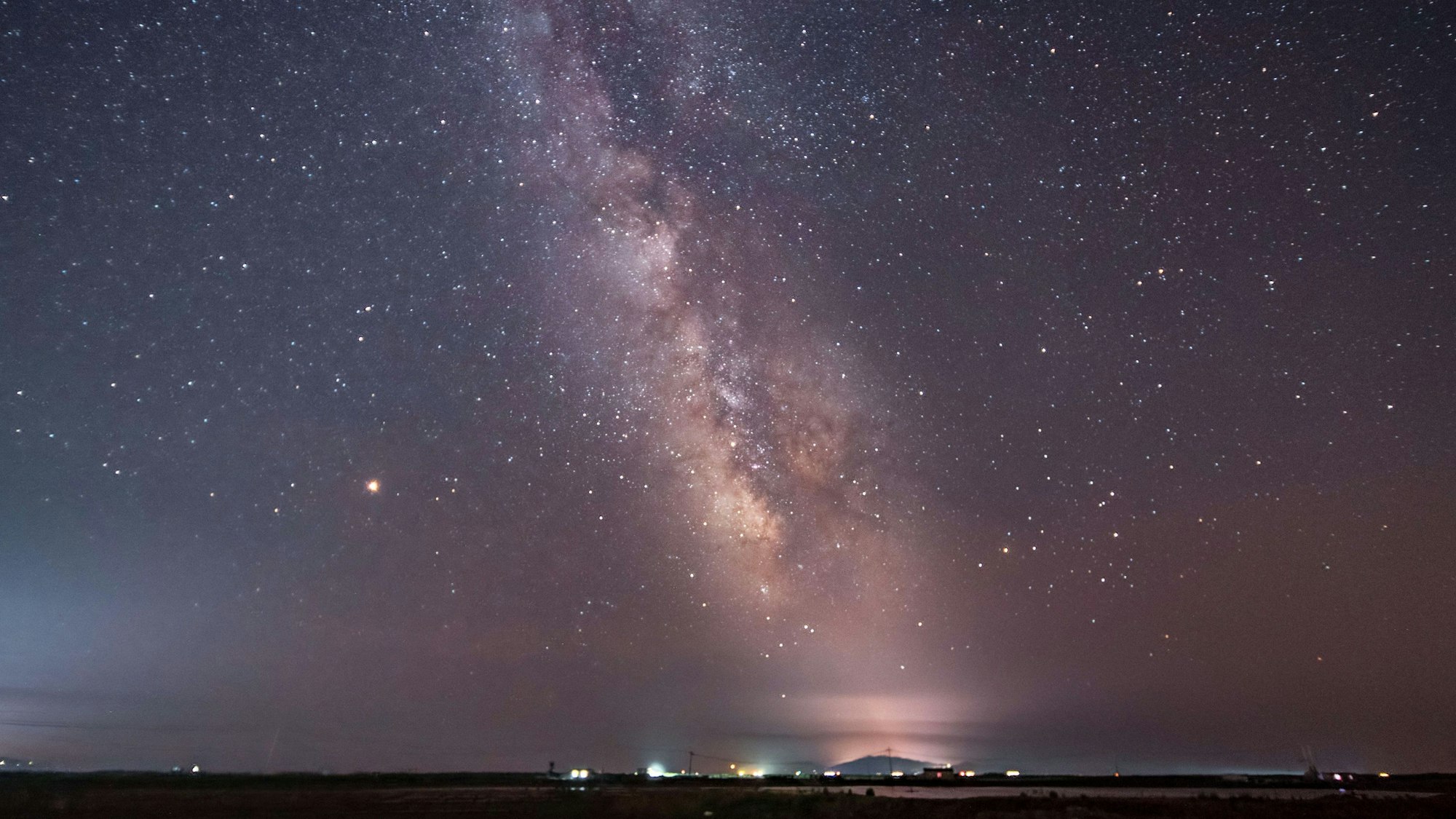 In einer sternenklaren Nacht ist die Milchstraße über der nordostchinesischen Provinz Liaoning zu sehen. Beteigeuze ist ein zur Milchstraße gehörender Riesenstern.