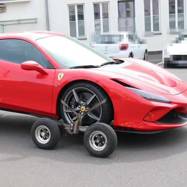 Mehrere Fahrzeuge, darunter auch ein roter Ferrari, wurden von der Polizei beschlagnahmt.