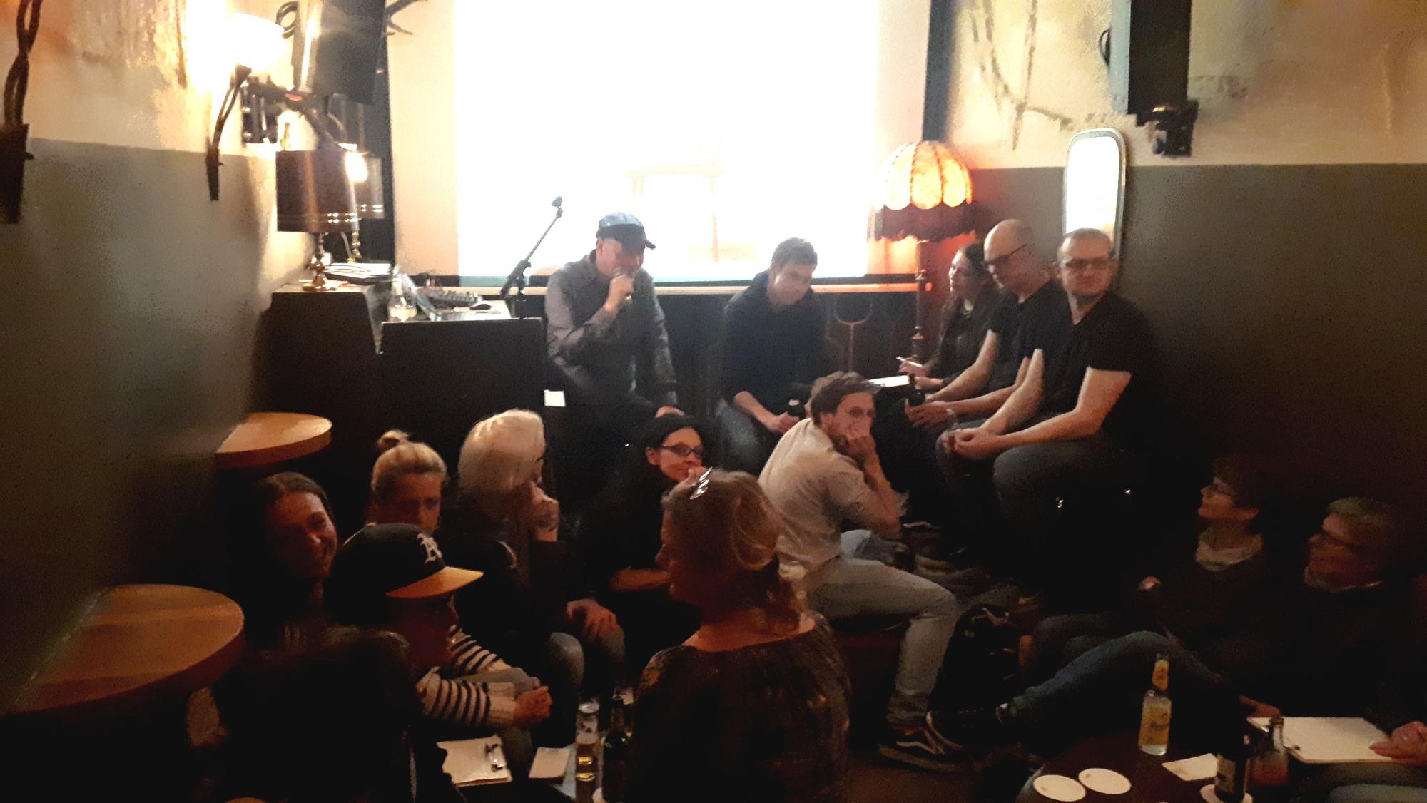 Teilnehmer des Kneipenquiz sitzen vor der Bühne.
