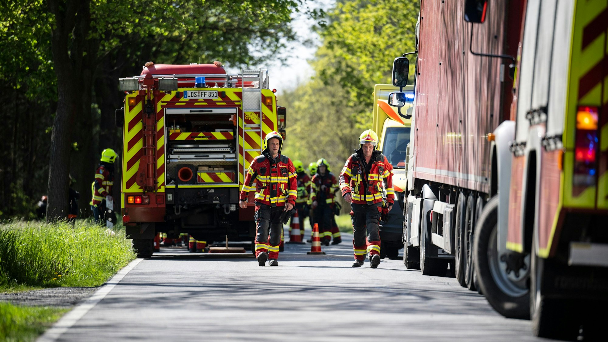 09.05.2023, Brandenburg, Dannenreich: Einsatzkräfte der Polizei und des Rettungsdienstes sind nach einem schweren Unfall im Einsatz. Bei einem Zusammenstoß zwischen einem Reisebus und einem Lastwagen auf der A12 zwischen Storkow und Friedersdorf sind Dutzende Menschen verletzt worden, wie ein Sprecher der Polizei mitteilte. Foto: Hannes P. Albert/dpa +++ dpa-Bildfunk +++