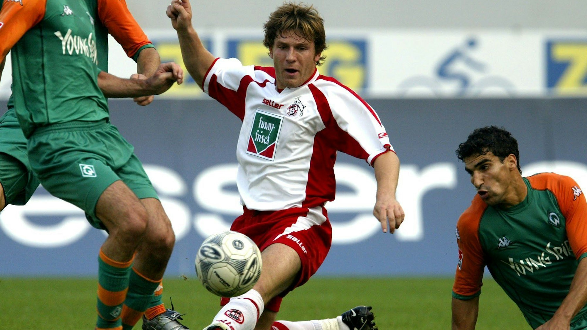 2003 gegen Werder Bremen: Der Kölner Andrej Voronin trägt ein Saller-Trikot mit Sponsor Funny-Frisch.