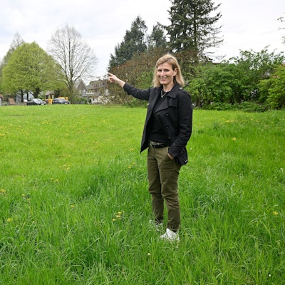 Anwältin Sabrina steht auf dem Grundstück in Moitzfeld, das sie für einen Kita-Neubau vorgeschlagen hatte.