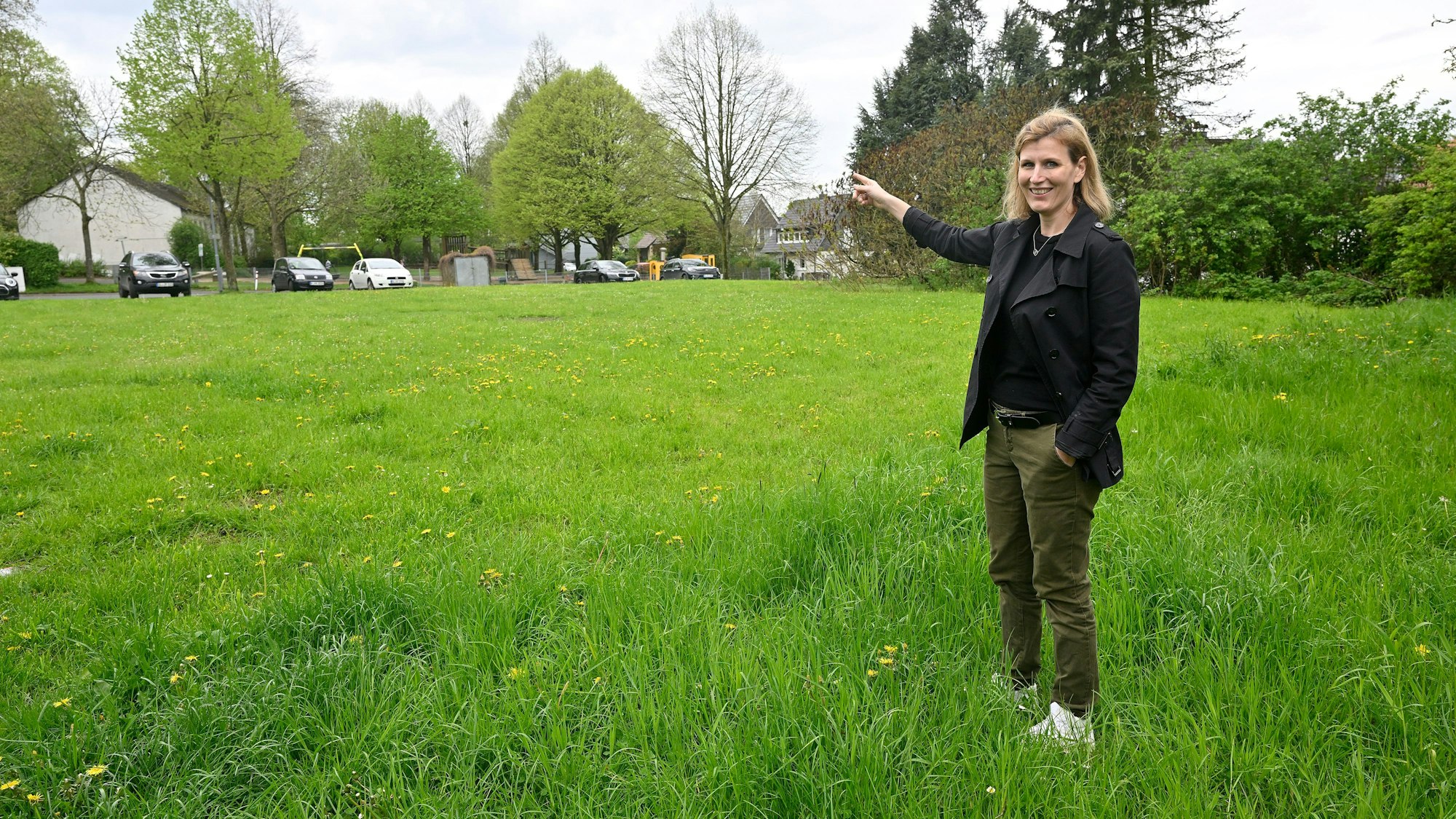 Anwältin Sabrina steht auf dem Grundstück in Moitzfeld, das sie für einen Kita-Neubau vorgeschlagen hatte.