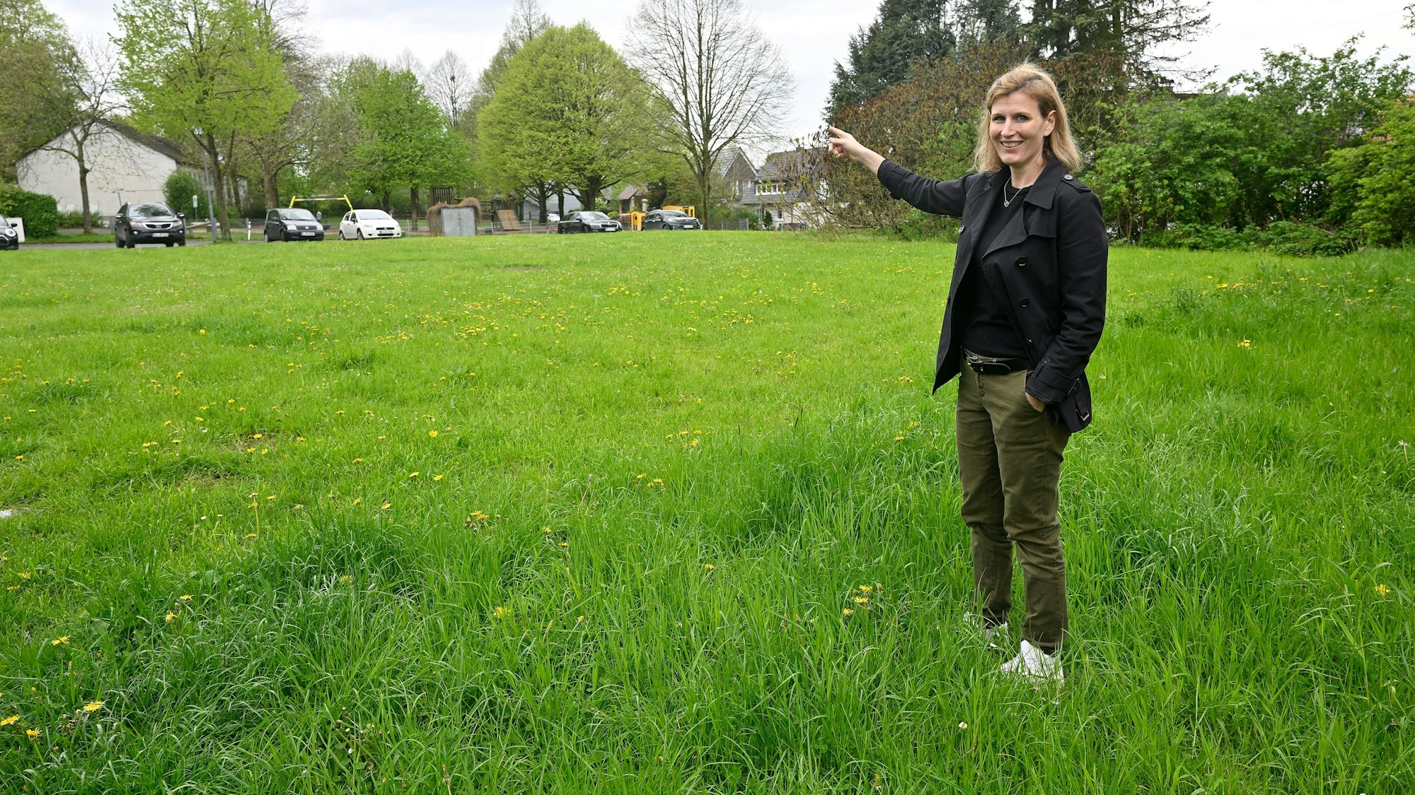 Sabrina Fahlenbrock steht auf der Wiede, die sie als Grundstück für Kita-Bau vorschlägt.