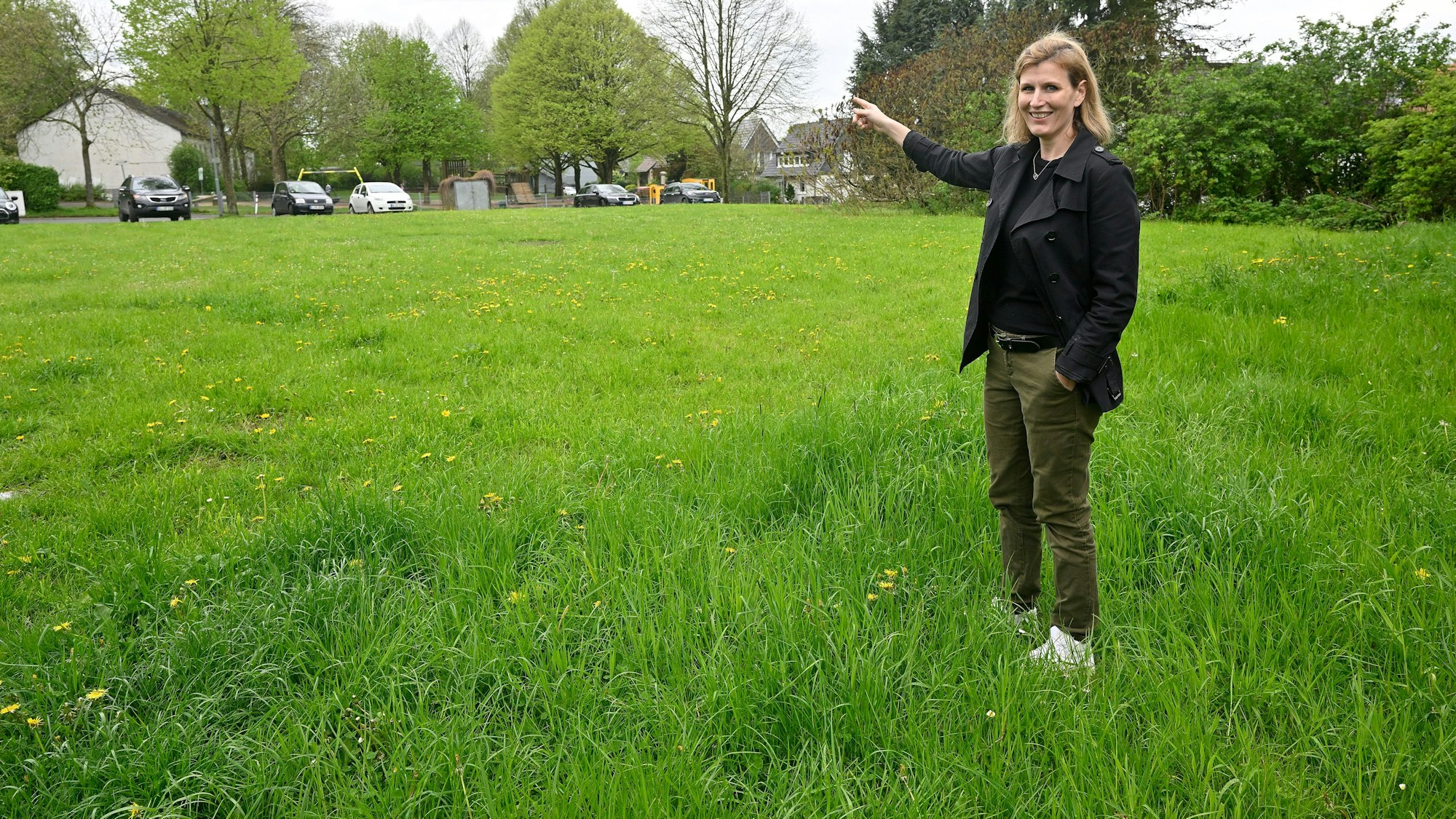 Anwohnerin Sabrina Fahlenbrock steht auf möglichen Grundstück für Kita-Bau.