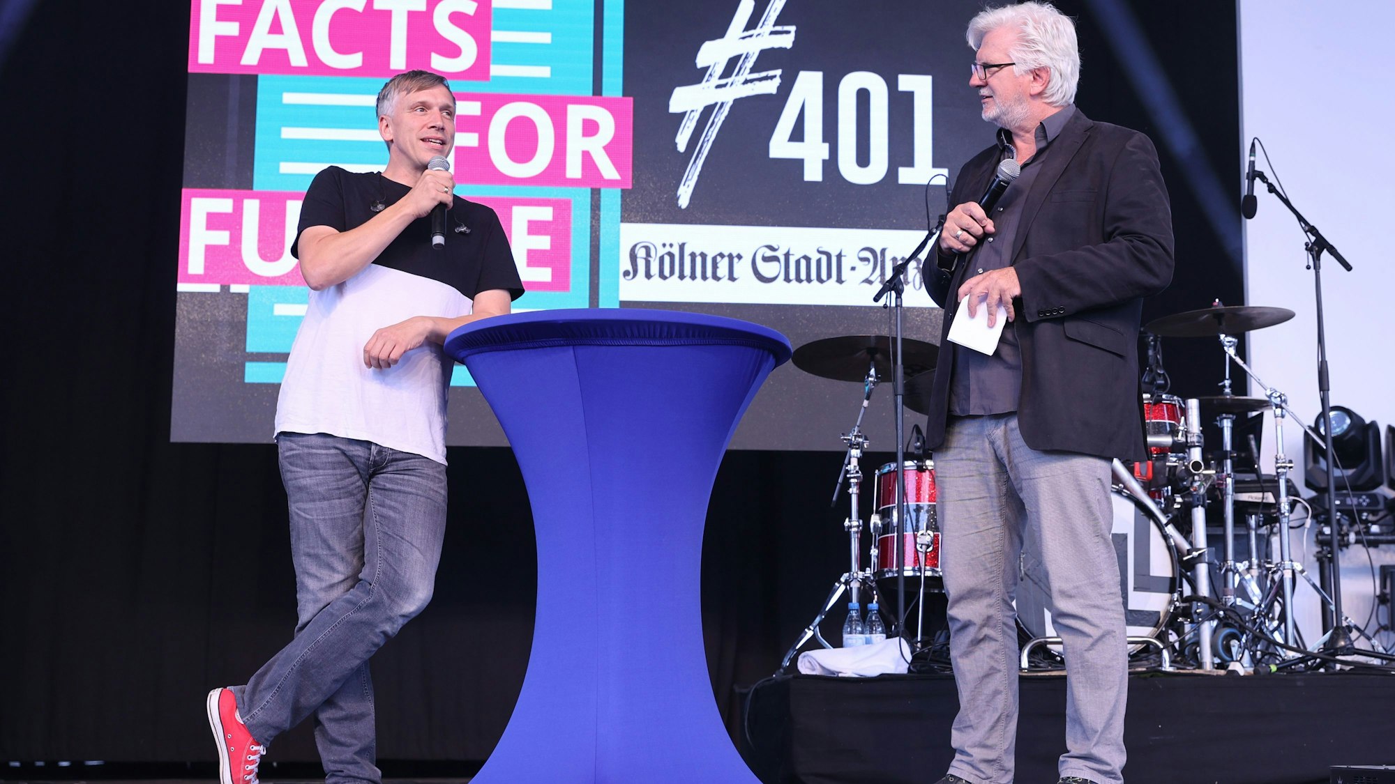 Kasalla-Sänger Basti Campmann im Gespräch mit Redakteur Helmut Frangenberg im Tanzbrunnen.