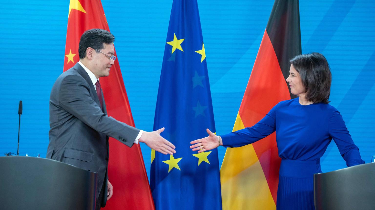 Chinas Außenminister und Annalena Baerbock.