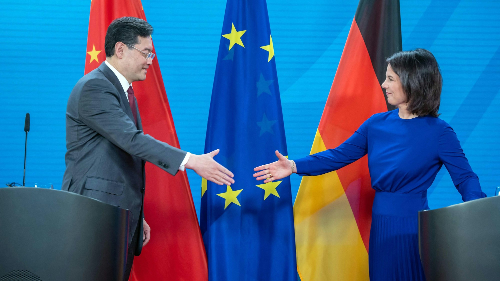 Chinas Außenminister und Annalena Baerbock.
