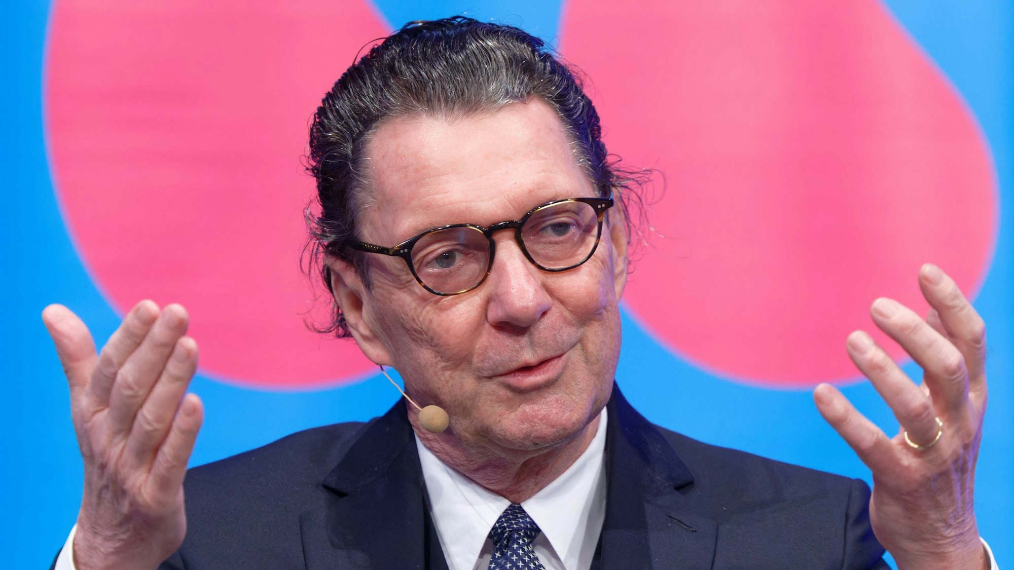 Der Autor Martin Suter sitzt bei einer Veranstaltung im Rahmen des Literaturfestivals Lit.Cologne auf der Bühne.