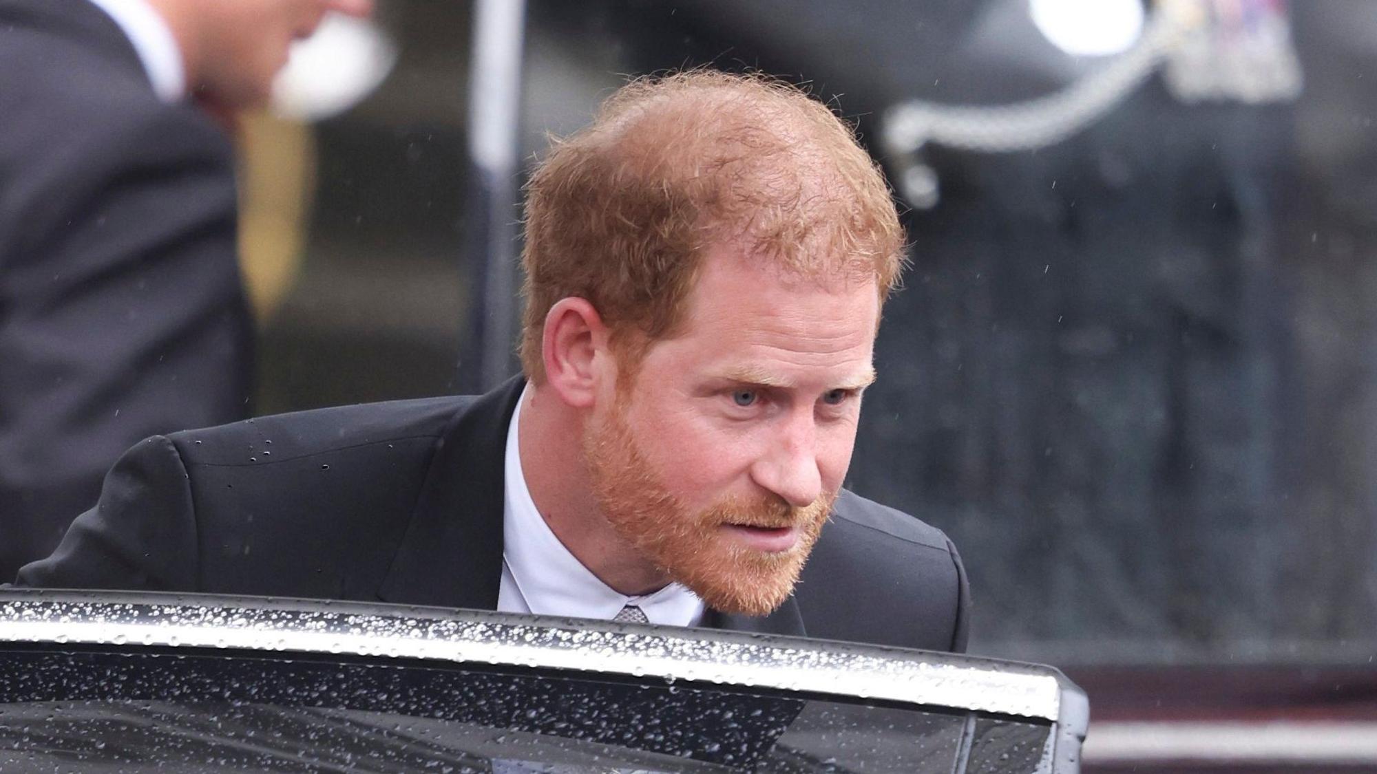 Der britische Prinz Harry verlässt nach der Krönungszeremonie von König Charles III. und Königin Camilla im Zentrum von London das Haus.