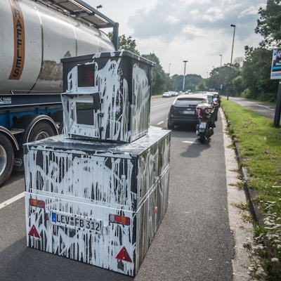 Mobile Geschwindigkeitsmessanlage, Blitzer, Radaranlage, jetzt mit Tarnanstrich Foto: Ralf Krieger