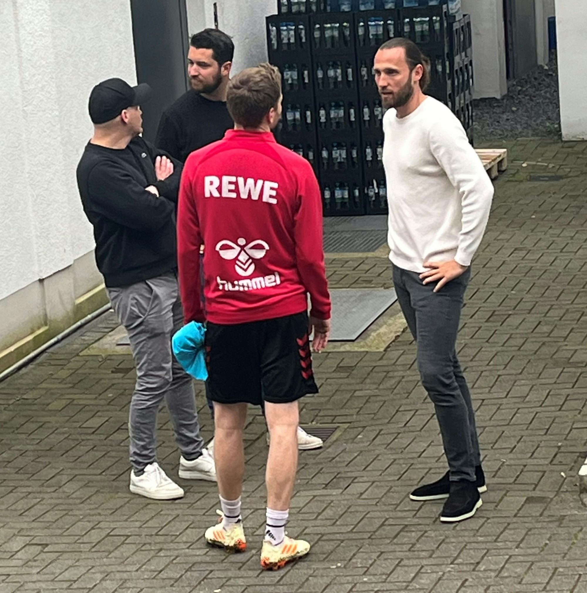 Marco Höger (r.) hat Anfang der Woche seinen Ex-Klub 1. FC Köln am Geißbockheim besucht, hier tauscht er sich mit seinem früheren Teamkollegen Benno Schmitz aus.