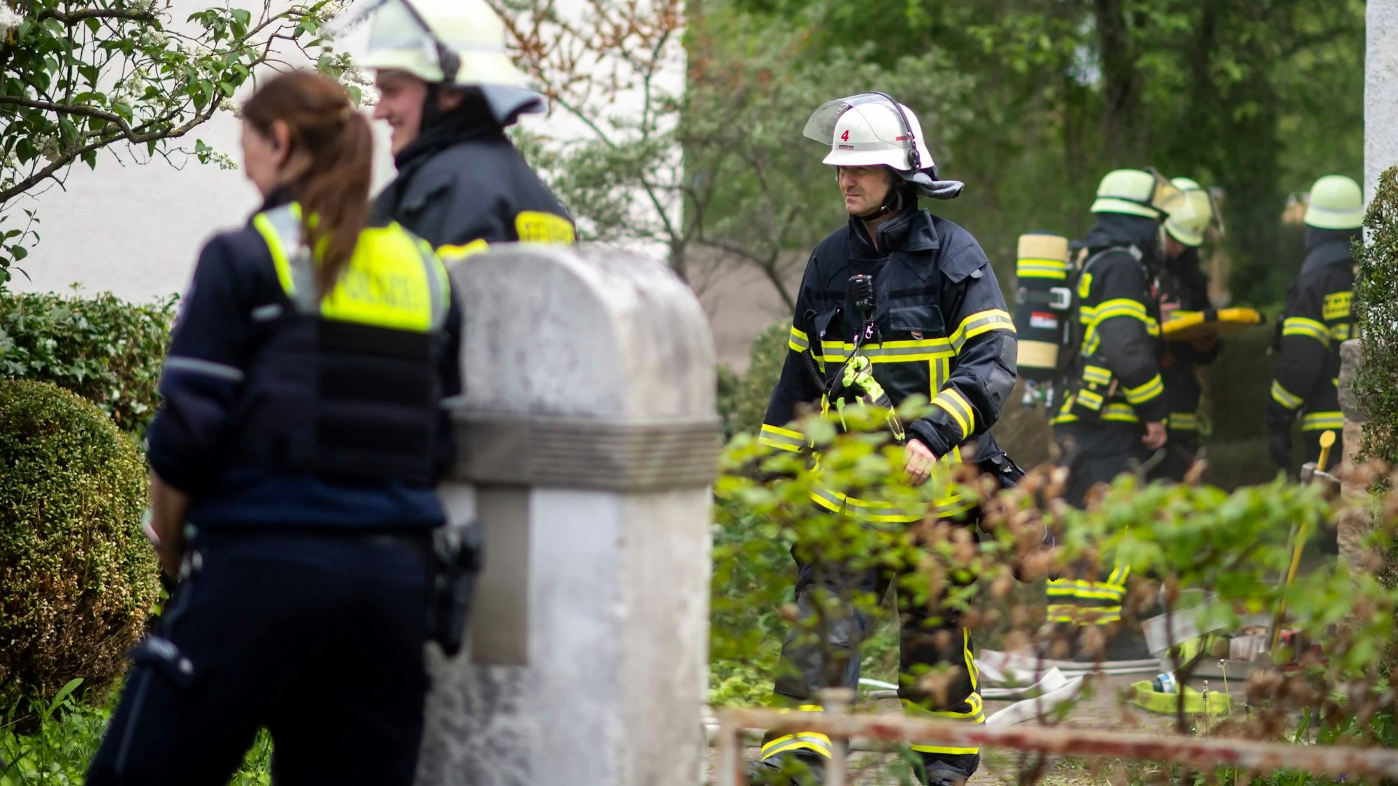 Ein Feuerwehrmann kommt aus dem Haus, in dem es im Keller eine Verpuffung gegeben hat.
