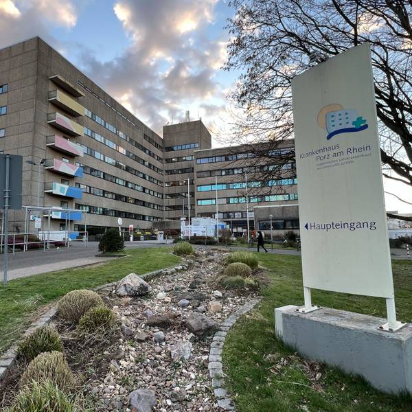 Die Außenansicht des Krankenhauses in Porz.