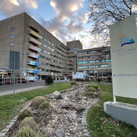 Die Außenansicht des Krankenhauses in Porz.