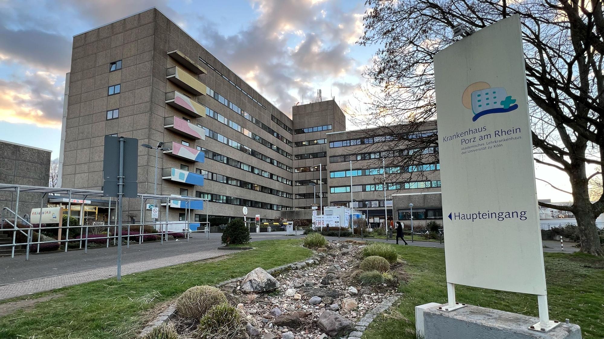 Die Außenansicht des Krankenhauses in Porz.